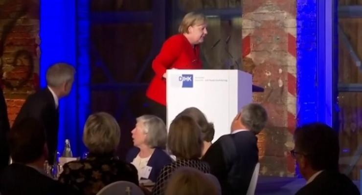 Меркель упала, поднимаясь на сцену