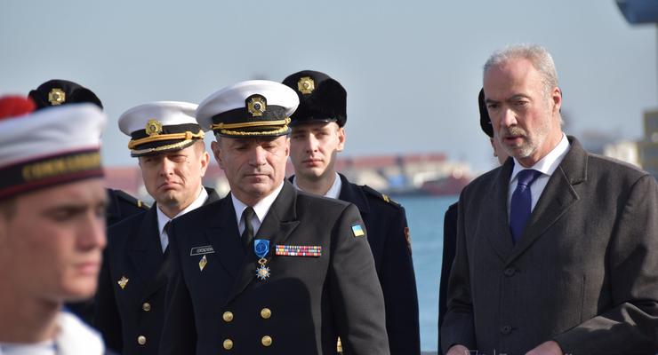 Президент Франции наградил командующего ВМС Украины