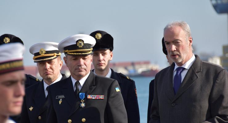 Макрон наградил командующего ВМС Украины орденом
