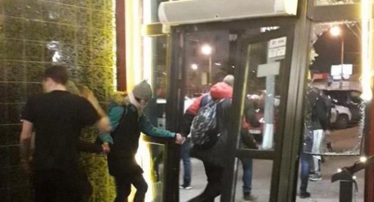 Массовая драка в пиццерии Киева: Авто протаранило вход