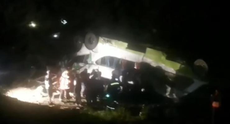 В Чили автобус рухнул в овраг: 15 погибших