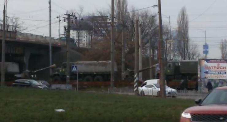 В Киеве засняли передвижение эшелонов военной техники
