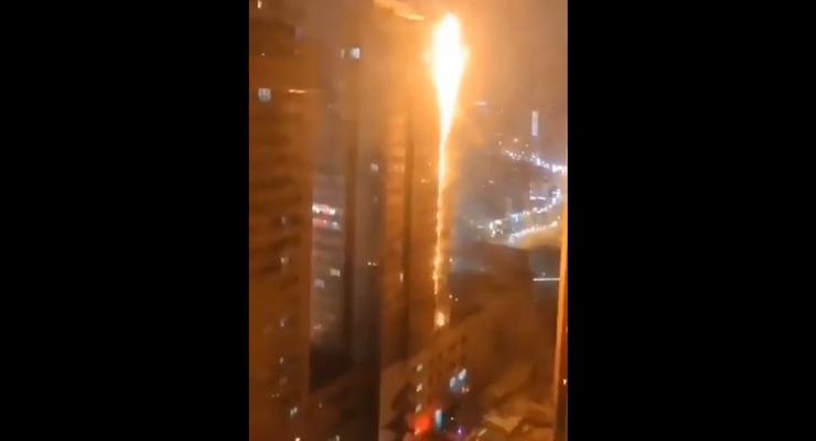 В Китае загорелся высотный жилой дом