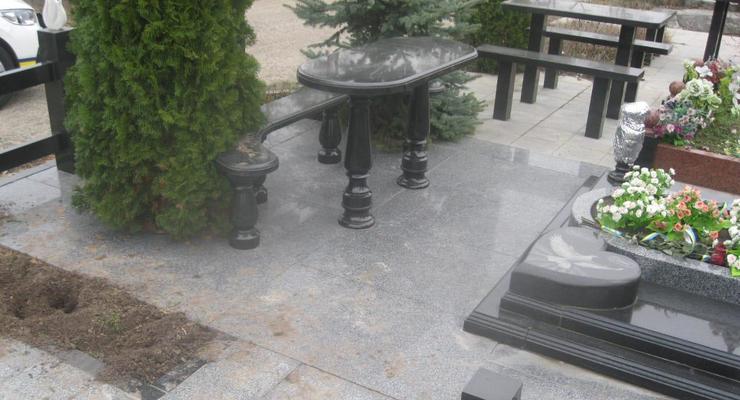 Под Киевом осквернили могилу Героя Украины