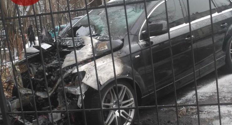 В Киеве на парковке взорвалось и сгорело авто