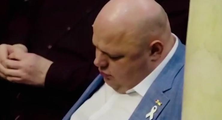 Уставший "слуга народа" уснул прямо в парламенте