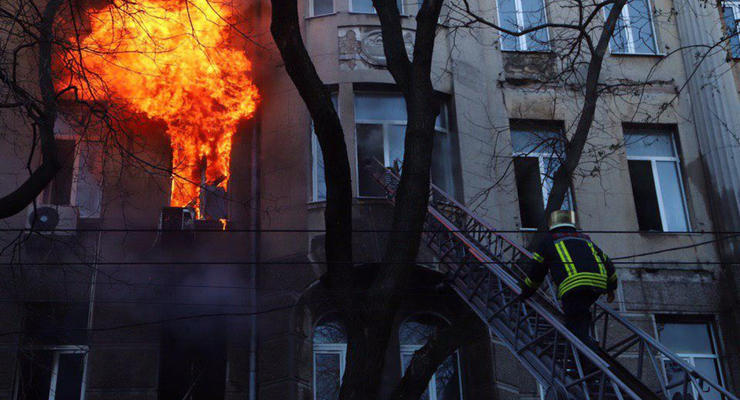В Одессе горит колледж экономики: Десяток пострадавших