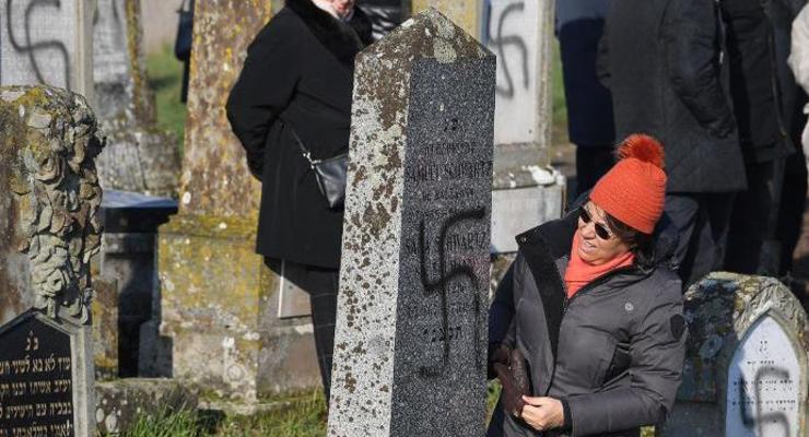 Более сотни могил на еврейском кладбище во Франции расписали свасткой