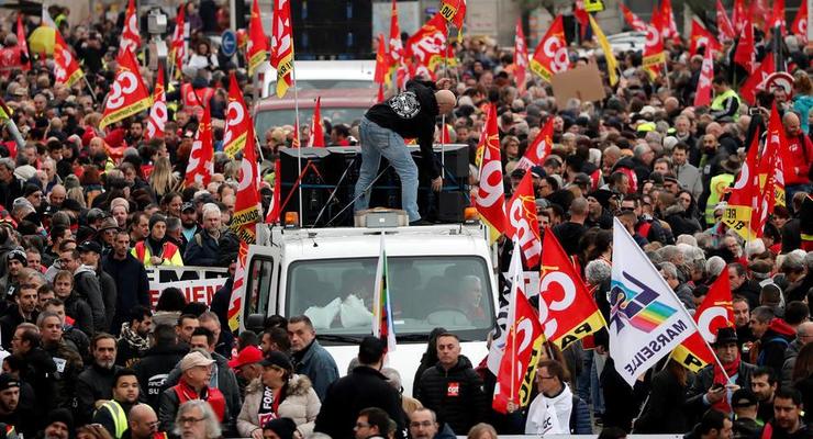 Во Франции протесты против пенсионной реформы. Транспорт не работает