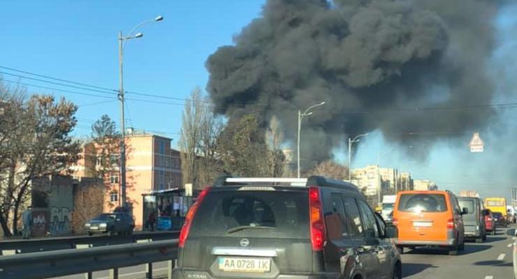 Столб черного дыма над Киевом: Горят склады рядом с БЦ "Каштан"