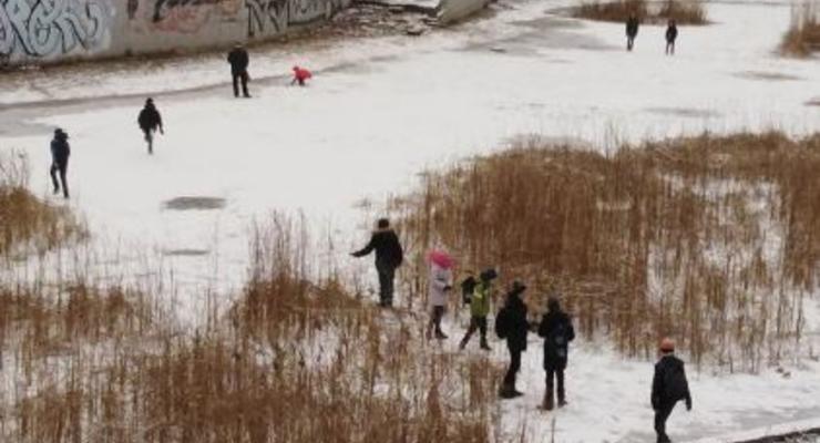 Киевских школьников засняли за опасным зимним развлечением