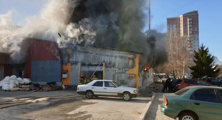 Пожар на складах в Киеве ликвидирован: Подробности