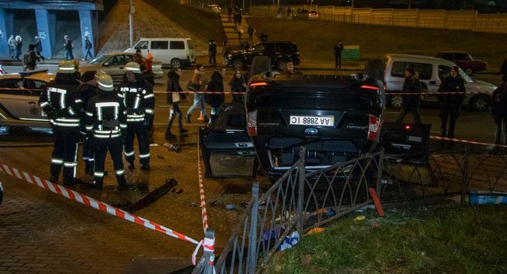 В Киеве на "Левобережной" с моста сорвалось авто