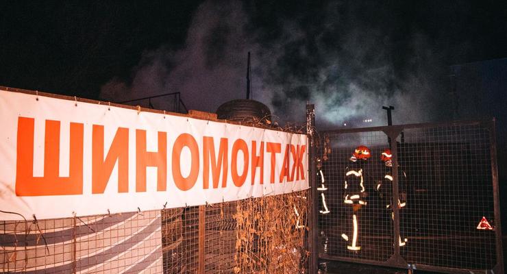 В Киеве на Подоле сгорела СТО, повреждены автомобили