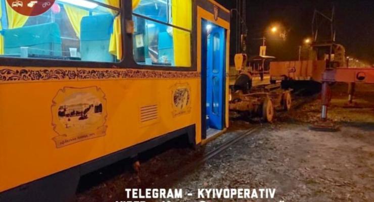 В Киеве слетел с рельсов экскурсионный трамвай