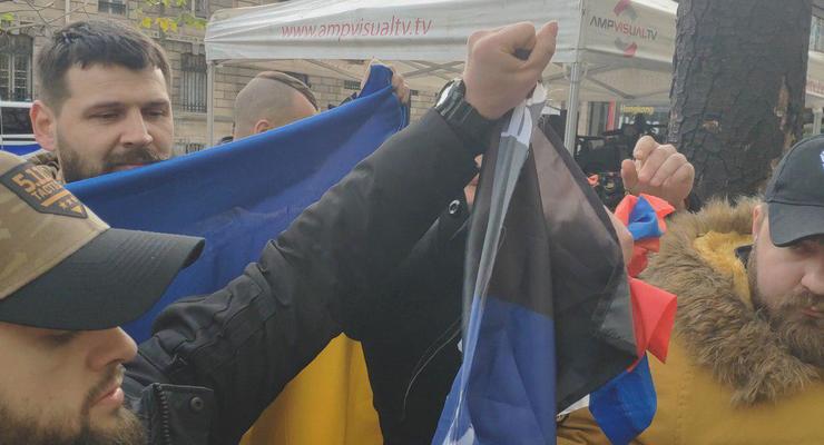 Порвали российский флаг: В Париже митингуют ветераны АТО
