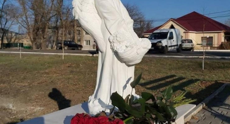 Убийство Даши Лукьяненко: В Ивановке появились скульптура ангела