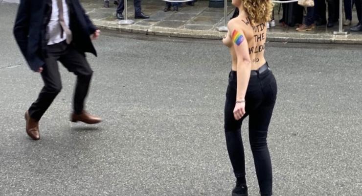 Голые активистки Femen устроили акцию под Елисейским дворцом
