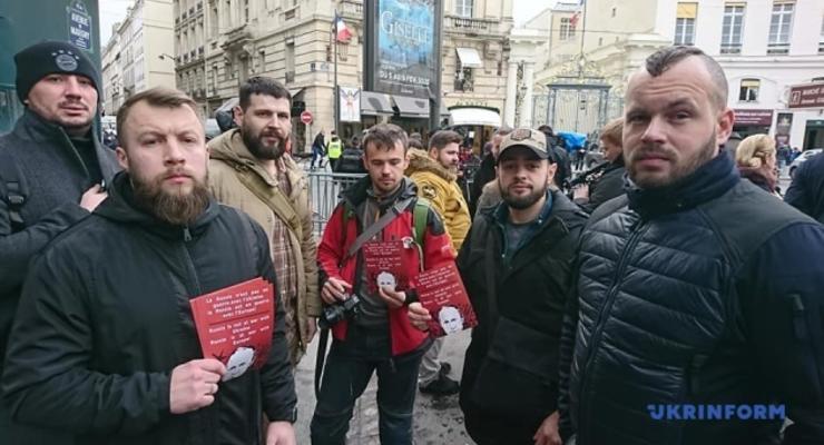 “Докажи, что не лох”: Ветераны Азов митингуют в Париже