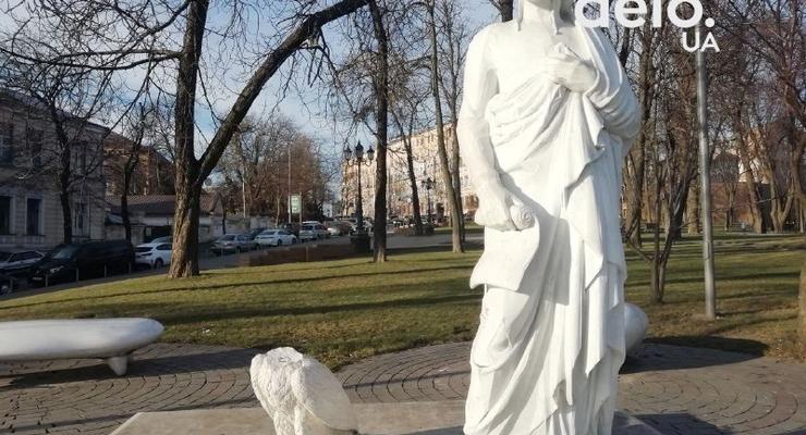 В Киеве вандалы повредили памятник Данте Алигьери