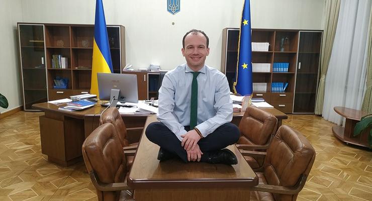 Отчет за 100 дней: министр юстиции сделал фото, сидя на столе