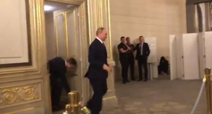Путина в туалет сопровождали шесть человек