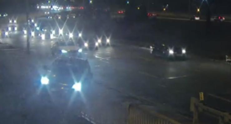 В Киеве авто упало с моста: полиция показала видео