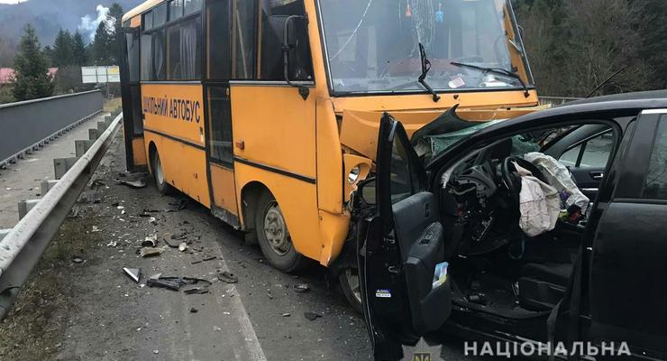 Под Львовом школьный автобус попал в ДТП: пятеро пострадавших