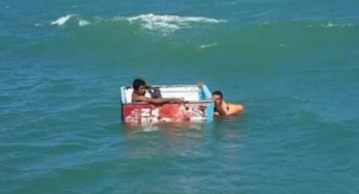 Рыбаков с затонувшего судна спас холодильник