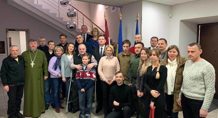 Группа бывших политзаключенных украинцев отправилась на реабилитацию в Латвию