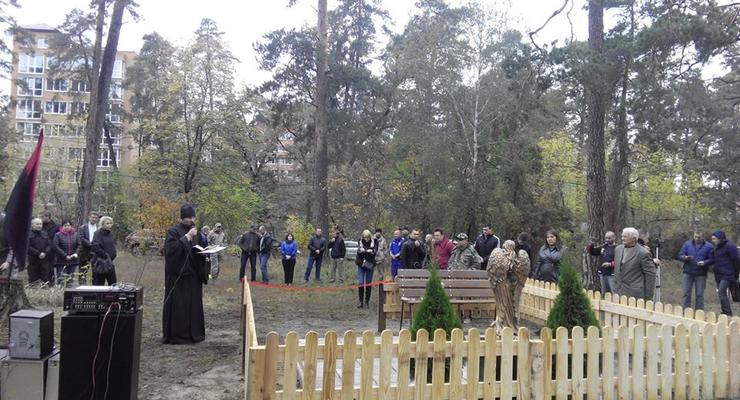 Под Киевом украли памятник героям АТО и кинули в болото
