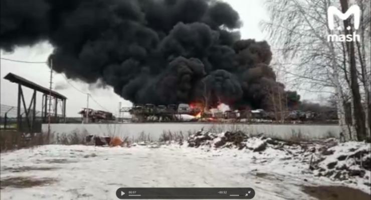 Гремят взрывы, черный дым до неба: В России произошло ЧП на заводе