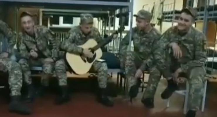 Срочники ВСУ исполнили русскую песню о войне в Чечне