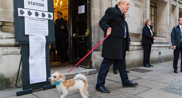 Премьер Британии Джонсон пришел на выборы с псом