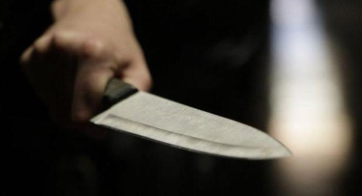 В Париже мужчина с ножом напал на полицейских