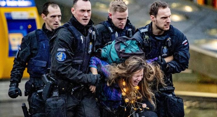 Экоактивистов задержали во время протестов в аэропорту Амстердама