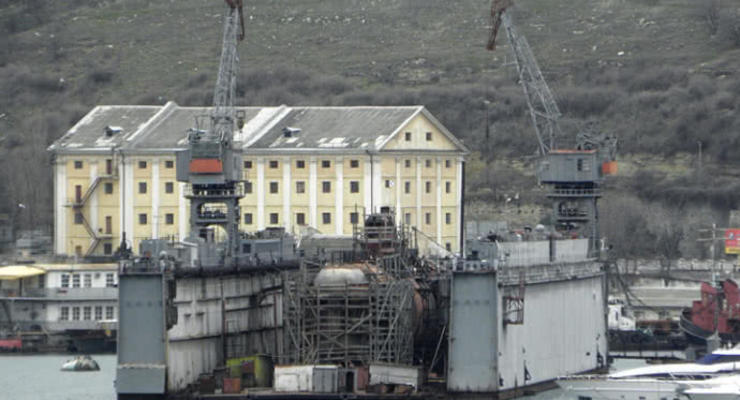 В Севастополе затонул док с подводной лодкой Черноморского флота