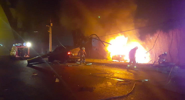 Жуткое ДТП в Днепре: прохожие вытащили водителя из горящего авто
