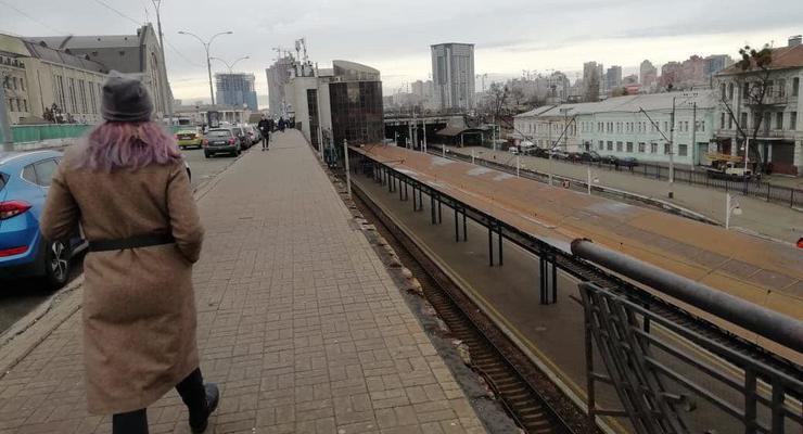 У киевского вокзала "устала" эстакада, обрушилось барьерное ограждение