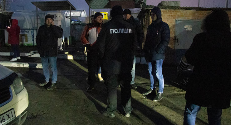 В Борисполе “разбойник” Годунок блокирует демонтаж АЗС с активистами