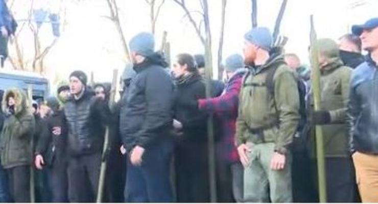 Под ВР произошли столкновения между активистами и полицией