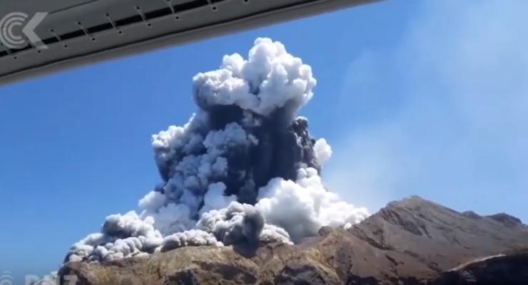 Очевидец показал видео извержения вулкана в Зеландии