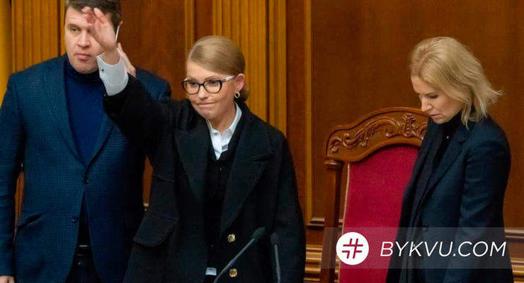 Тимошенко заблокировала трибуну ВР, а после присоединилась к протестам