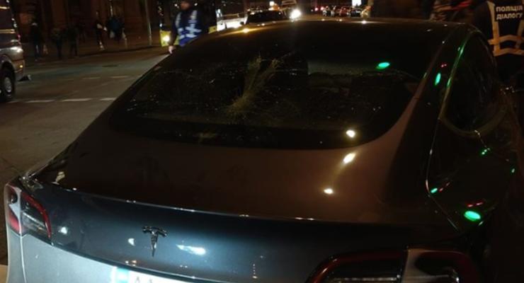 В Киеве колонна Нацкорпуса повредила автомобиль Tesla