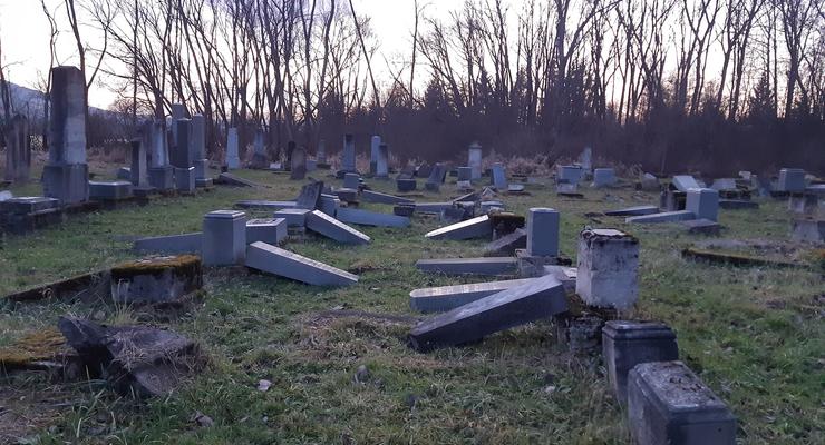 Вандалы разрушили 59 памятников на еврейском кладбище в Словакии