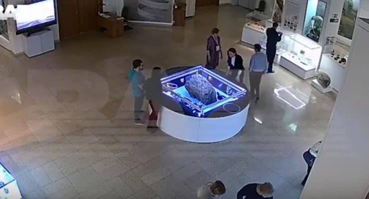 Челябинский метеорит "напугал" сотрудников музея
