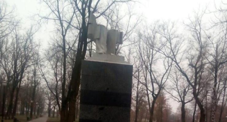 В Харькове разгромили памятник писателю Максиму Горькому