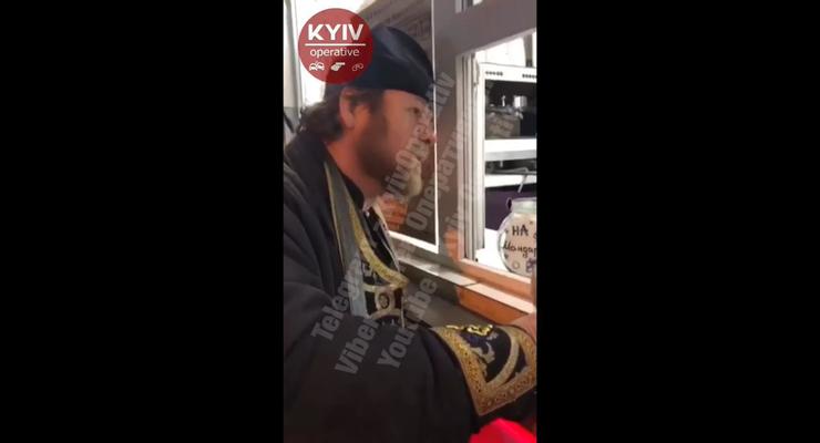 В Киеве мужчина в рясе, собирающий деньги “на храм”, напал на женщину