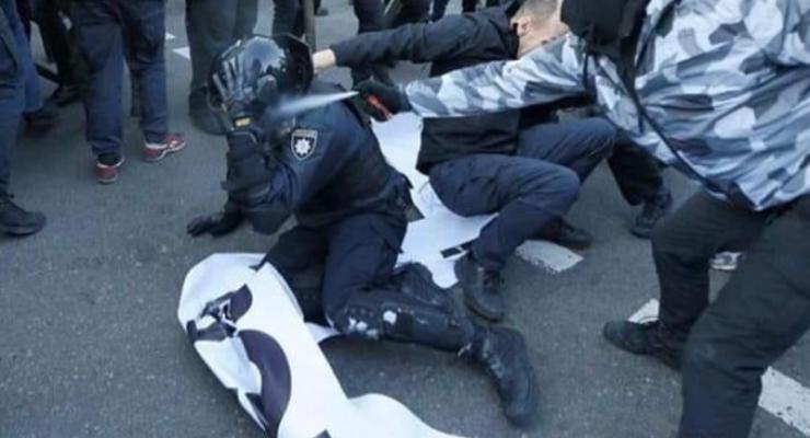 В столкновениях под Радой пострадали 23 полицейских