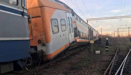 На вокзале в Румынии столкнулись и сошли с рельсов два поезда